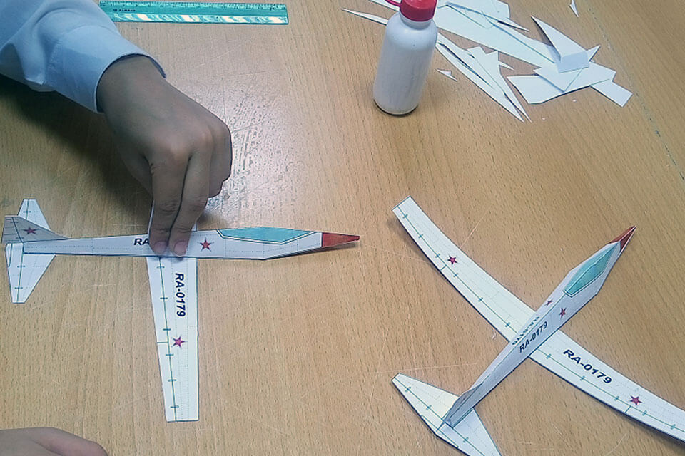 Конструирование макета робота 3 класс технология. Самолет из картона. Модели самолетов из бумаги. Авиамодели из картона. Модель самолета из картона.